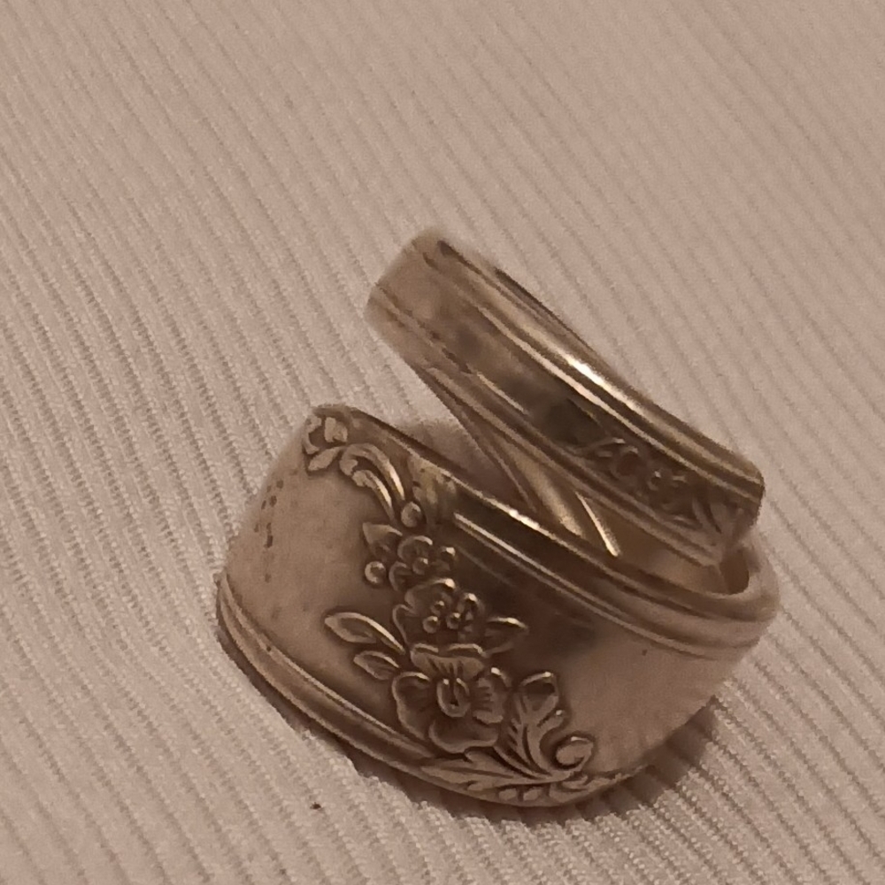 Tudor Silver Floral Engraved Ring